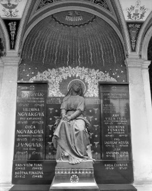 Grabmal der Familie Novák — Sitzende Maria