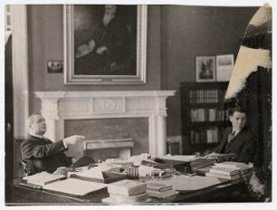 Ogden Mills und Dr. Burgess am Schreibtisch, Washington D.C.. links: Ogden Mills, rechts: Dr. Burgess