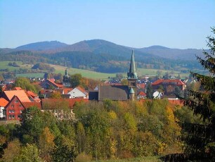 Herzberg - Stadtübersicht mit Harzbergen : Stadtübersicht von Herzberg. Aufgenommen im Harz am 23. Oktober 2011