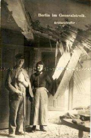 Zerstörte Wohnung mit Bewohnern während der Märzkämpfe 1919