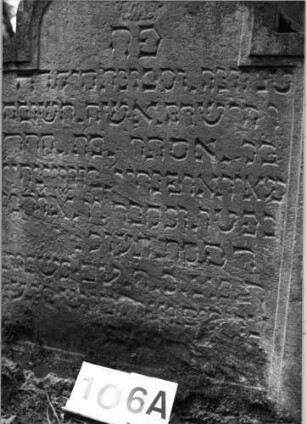 Grabstein 106 (Index: 99803082) Material: Sandstein Zustand: unten verwittert/Textverlust Maße HxBxT: 111x69x13 cm Beschreibung: Stele mit eingezogenem Korbbogen und profiliertem Rand Symbolik: Blume: Grabstein 106A