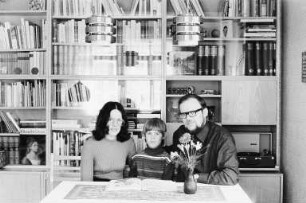 Familie M.-C. (Ingenieurin für Feinwerktechnik, Diplomingenieur für Betriebsgestaltung) im Wohnzimmer