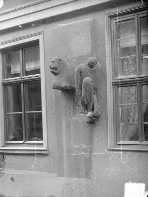 Löwe und männliche Tragefigur