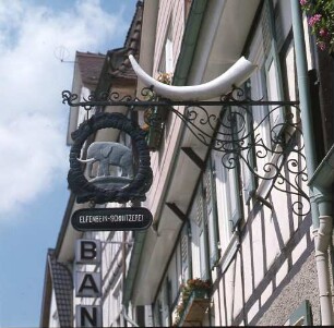 Erbach. Schmiedeeisener Ausleger mit Elefantendarstellung und Elefantenstoßzahn einer Elfenbein-Schnitzerei
