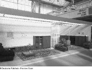 Ausstellungskojen mit Wohnzimmermöbeln des VEB Möbelkombinat Berlin (MKB)