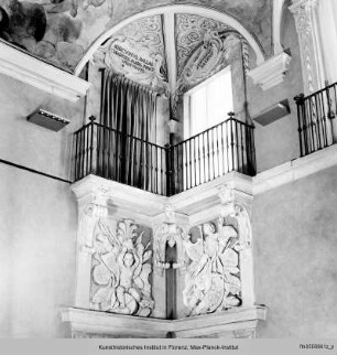 Stuckdekoration mit Putti und Waffenembleme im Salone des Palazzo Orlandini del Beccuto ausgemalt von Pietro Dandini - decorazione di stucco nel salone Palazzo Orlandini del Beccuto affrescato da Pietro Dandini