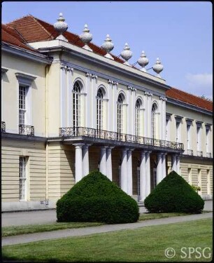 Berlin, Schloss Charlottenburg, Neuer Flügel, Stadtseite, Blick seitlich auf Mittelrisalit mit zwei Buchsbaumkegeln.