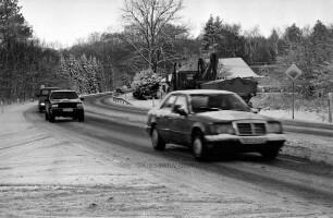 Wintereinbruch: Vorn PKW, im Hintergrund Unimog Räumfahrzeug
