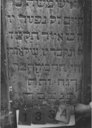 Grabstein 133 (Index: 99608817) Material: Sandstein Zustand: gut Maße HxBxT: 108x63x12 cm Beschreibung: Stele mit Spitzgiebel, vertiefter Textteil mit Rundbogen: Grabstein 133A