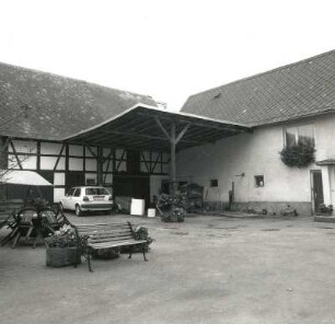 Schlunzig, Hauptstraße 15. Dreiseithof. Hofecke mit Scheune (um 1900)