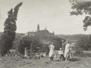 Meißen. Der Fotograf mit Frau, älterem Sohn und Bekannter neben alten Grabmalen auf dem Kirchhof der Martinskapelle. Blick zum Burgberg