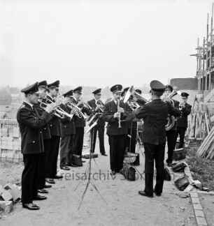 Volksschule Schmalenbeck: Sieker Landstraße: Neubau: Richtfest: Kapelle der Freiwilligen Feuerwehr Großhansdorf: rechts Gerüst: links Stapel mit Mauersteinen