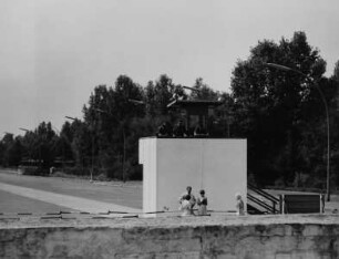 Blick über die Staatsgrenze nach Westberlin/Berliner Mauer am Brandenburger Tor auf den Hindenburgplatz mit Wachturm