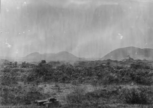 Vulkanlandschaft : Die Landschaft nahe der Virungavulkane. Im Vordergrund steht das Gepäck der Forschungsreisenden