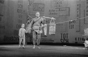 Szenenbilder aus "Der gute Mensch von Sezuan" von Bertolt Brecht unter der Mitarbeit von Ruth Berlau und Margarete Steffin. Berliner Ensemble 1957
