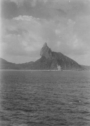 Küste : Blick vom Schiff auf Fernando Noronha Island (Brasilien)