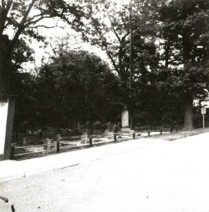 Reuthen (Kreis Spremberg). Ehrenfriedhof der Sowjetarmee (nach 1945)