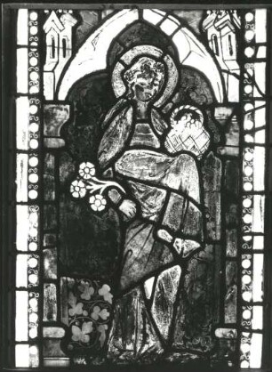 Heilige Dorothea aus dem Heiligenfenster. Glasmalerei, Ende 14. Jahrhundert. Mühlhausen, Pfarrkirche Sankt Nikolai s II (3 a). Ausstellung "Mittelalterliche Glasmalerei in der DDR", Angermuseum Erfurt 1989/1990. Kat. Nr. 35
