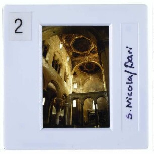 Bari, S. Nicola : Mittelschiff, Blick zum Chor