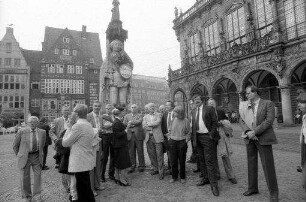 Bremen: Journalistengruppen vor dem Roland