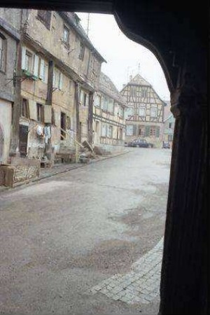 Buchsweiler, Bouxwiller: Häuser am Marktplatz, rechts Pfosten