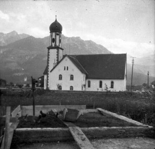 Hall: Kloster, Hintergrund Berge [Kirche]