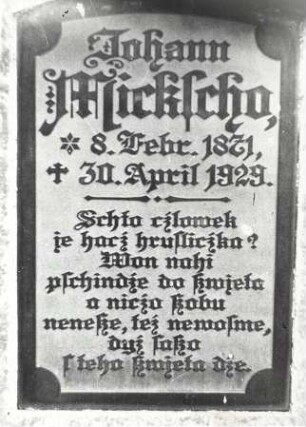 Grabtafel in Sprey : Gesellschaftliche Volkskultur. Ort: Sprjowje / Sprey. Grabtafel mit sorbischer Inschrift