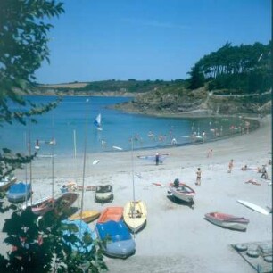 Bretagne. Bucht mit Sandstrand, Booten und Badegästen