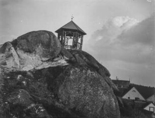 Pavillon : Ein Pavillon auf einem Felsen, dahinter Blick auf eine Ortschaft