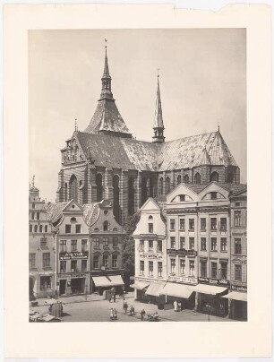 Neuer Markt mit Marienkirche, Rostock: Giebelständige Bürgerhäuser, Marienkirche im Hintergrund
