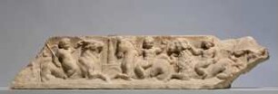 Römisches Relieffragment: Eroten mit Götterattributen (Hippokampen-Fries)