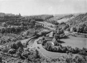 Im Taubertal vor Rothenburg : Rothenburg ob der Tauber. Blick von der Stadt auf das Taubertal mit Kobolzeller Kirche