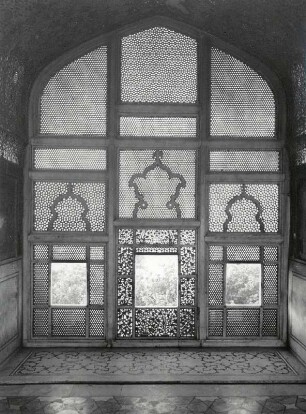 Fenster aus feinstem Mamorgitter im Spiegelpalast von Lahore Forst