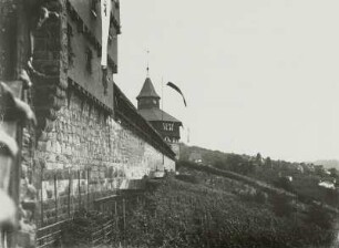 Esslingen, Burg : Esslingen. Burg. Ringmauer mit Dickem Turm