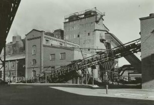 Hirschfelde, Kohlenwerk : Hirschfelde, Großkraftwerk und Kohlenwerk. Kohlenwerk. Brikettfabrik mit dem Förderband nach der Schwelerei, dahinter Schrägförderbrücke für die Rohkohle