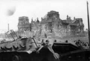 Panzerwrack am zerstörten Reichstag