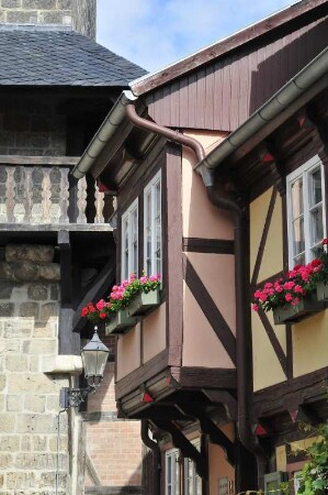 Quedlinburg - Erker an einem Fachwerkhaus : Blumengeschmückter Erker an einem historischen Fachwerkhaus in der Goldstraße. Aufgenommen am 15. Juli 2012 in Quedlinburg