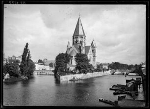 Metz. Bick auf Stadtkirche Temple Neuf vom Moselufer aus