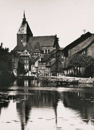 Blick auf die Eulenspiegel - Stadt Mölln mit der, Ende des 12. Jh. im Stil der Backsteingotik errichteten Kirche St. Nicolai vom Schulsee aus gesehen