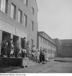 Auszubildende Pharmazeuten im Eingangsbereich der Fachschule für Apothekenassistenten