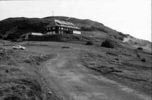 Vogesen: Belchenhaus mit Schild Grand Ballon