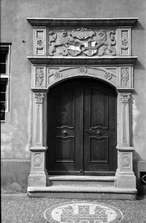 Freiburg i. Br.: Altes Tor des Rathauses mit Wappenfries darüber
