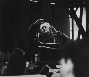 Sergiu Celibidache (1912-1996; Dirigent) beim Dirigieren. Salzau, 1987