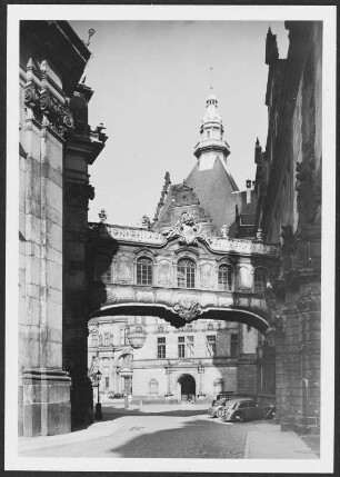 Verbindungsbrücke vom Schloß nach der Hofkirche : Dresden-Altstadt, Schloßstraße. Nordflügel des Schlosses mit Übergang zur Hofkirche von Nordwesten