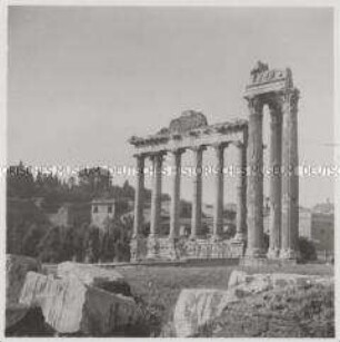 Rom, Forum Romanum, Tempel des Vespasian und des Titus (rechts) und Tempel des Saturn (links)