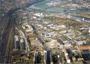 Dresden-Friedrichstadt. Stadtteilansicht mit Güter- und Rangierbahnhof Friedrichstadt und Industriegebiet zwischen Hamburger Straße und Alberthafen. Luftbild-Schrägaufnahme von Ostsüdost
