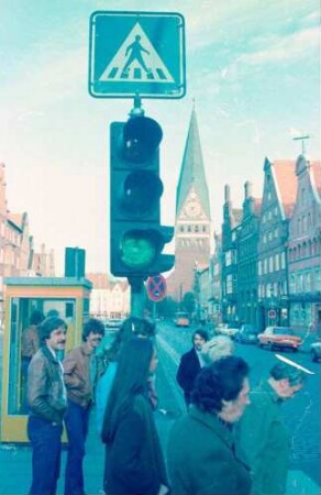 Lüneburg: Am Sande, mit St. Johanniskirche, Vordergrund Ampel
