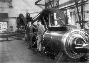 Argentinien. Der Ingenieur Ernst Otto Gerhardt in einer Maschinenhalle vor einer Dampfmaschine