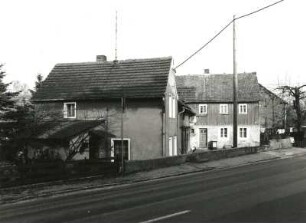 Seifersdorf bei Radeberg, Tina-von-Brühl-Straße 37. Wohnhaus mit Scheune (1801/1850)