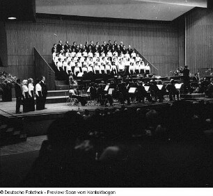 Neuer Chor Dresden unter Chorleiter Manfred Winter. Konzert anläßlich des 20jährigen Jubiläums mit der Jenaer Philharmonie im Kulturpalast Dresden (Moderatorin Traute Richter)